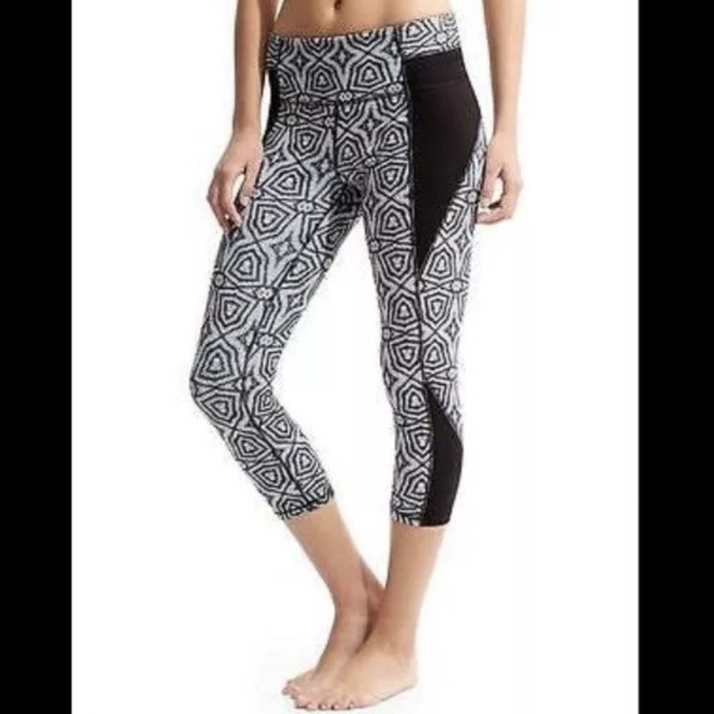 Athleta High Rise Mixed Geo Chaturanga Capri Black White‎ Geometric Legging XS